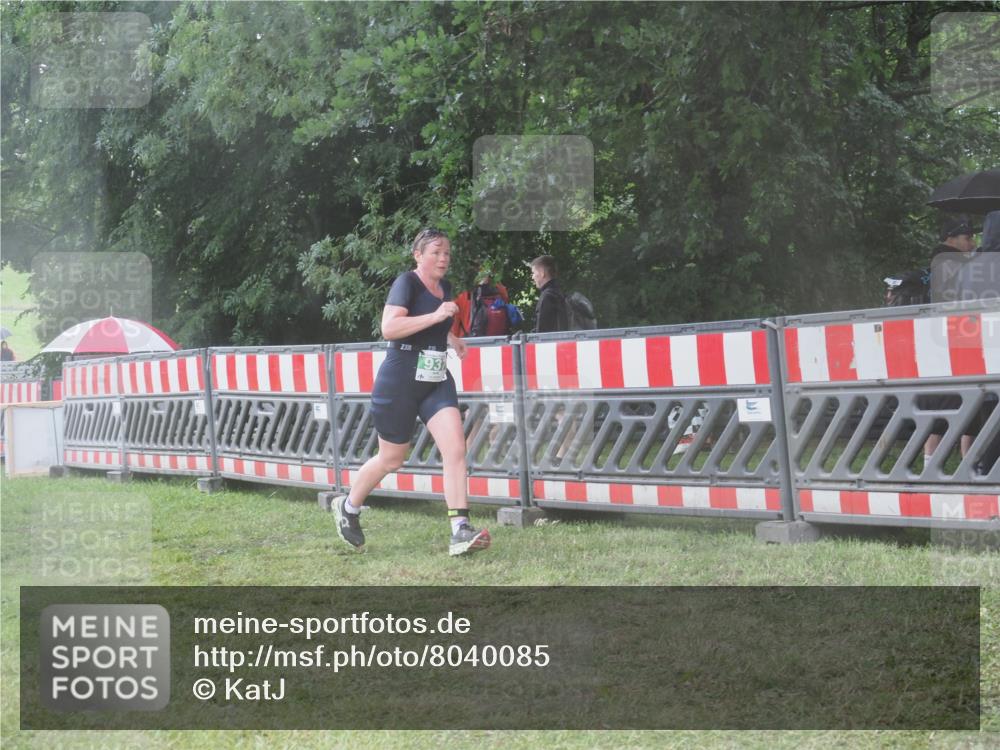 21.06.2025 - 27. Vierlanden-Triathlon KatJ http://msf.ph/oto/8040085 15.06.2025 14:25:44 Ziel 937 meine-sportfotos.de