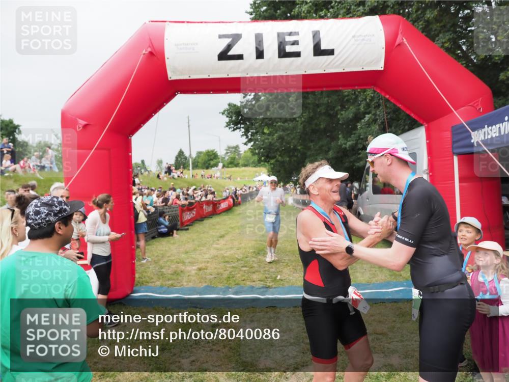 21.06.2025 - 27. Vierlanden-Triathlon MichiJ http://msf.ph/oto/8040086 15.06.2026 13:22:29 Ziel 643 meine-sportfotos.de