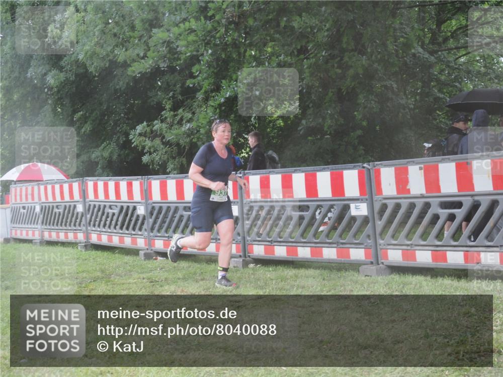 21.06.2025 - 27. Vierlanden-Triathlon KatJ http://msf.ph/oto/8040088 15.06.2025 14:25:44 Ziel 937 meine-sportfotos.de