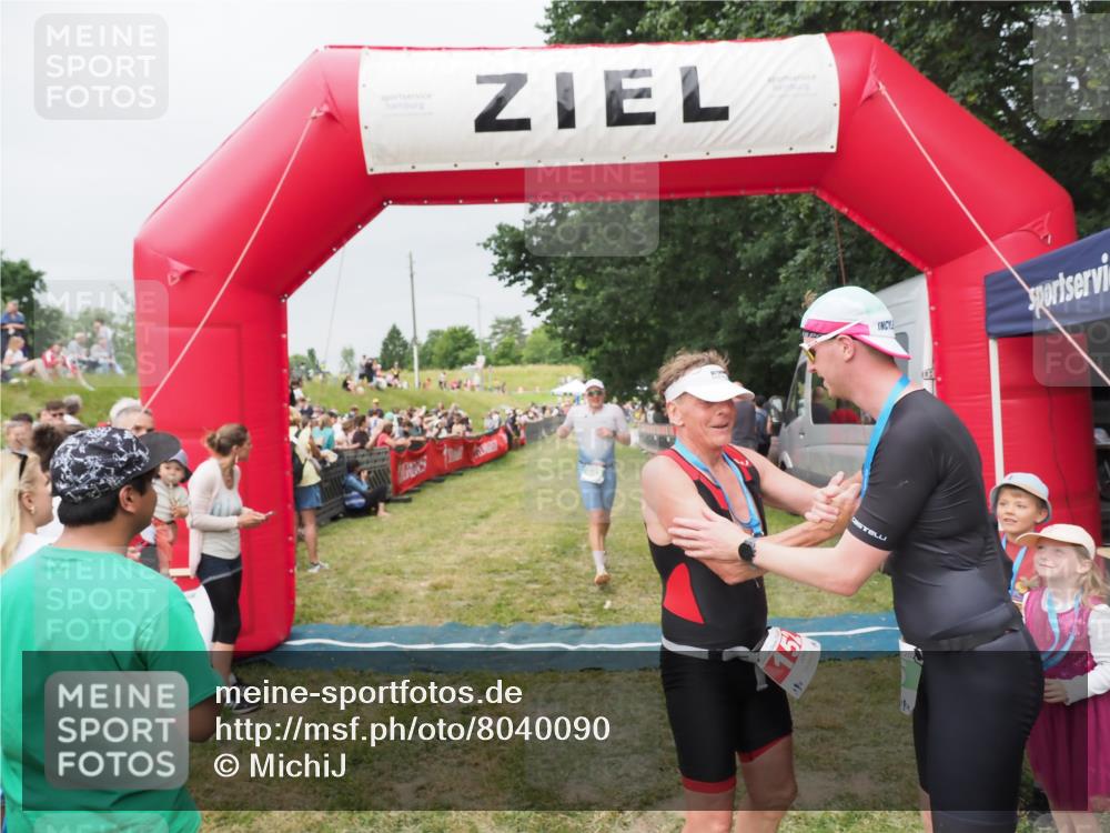 21.06.2025 - 27. Vierlanden-Triathlon MichiJ http://msf.ph/oto/8040090 15.06.2026 13:22:29 Ziel 643 meine-sportfotos.de