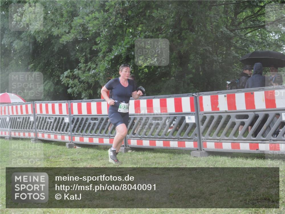 21.06.2025 - 27. Vierlanden-Triathlon KatJ http://msf.ph/oto/8040091 15.06.2025 14:25:44 Ziel 937 meine-sportfotos.de