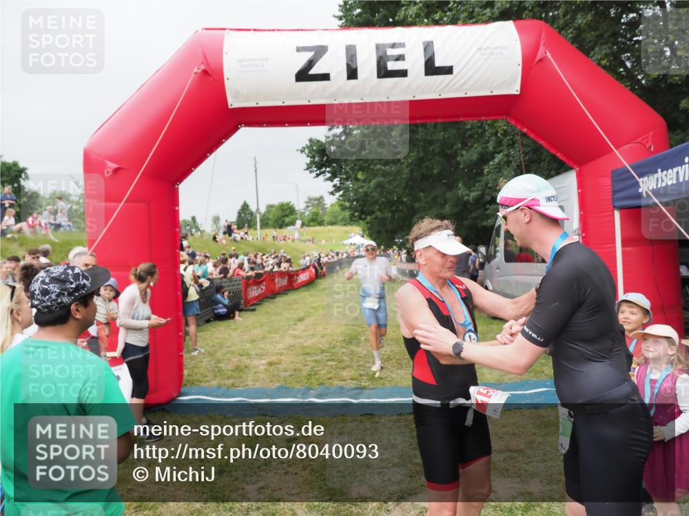 21.06.2025 - 27. Vierlanden-Triathlon MichiJ http://msf.ph/oto/8040093 15.06.2026 13:22:29 Ziel 643 meine-sportfotos.de