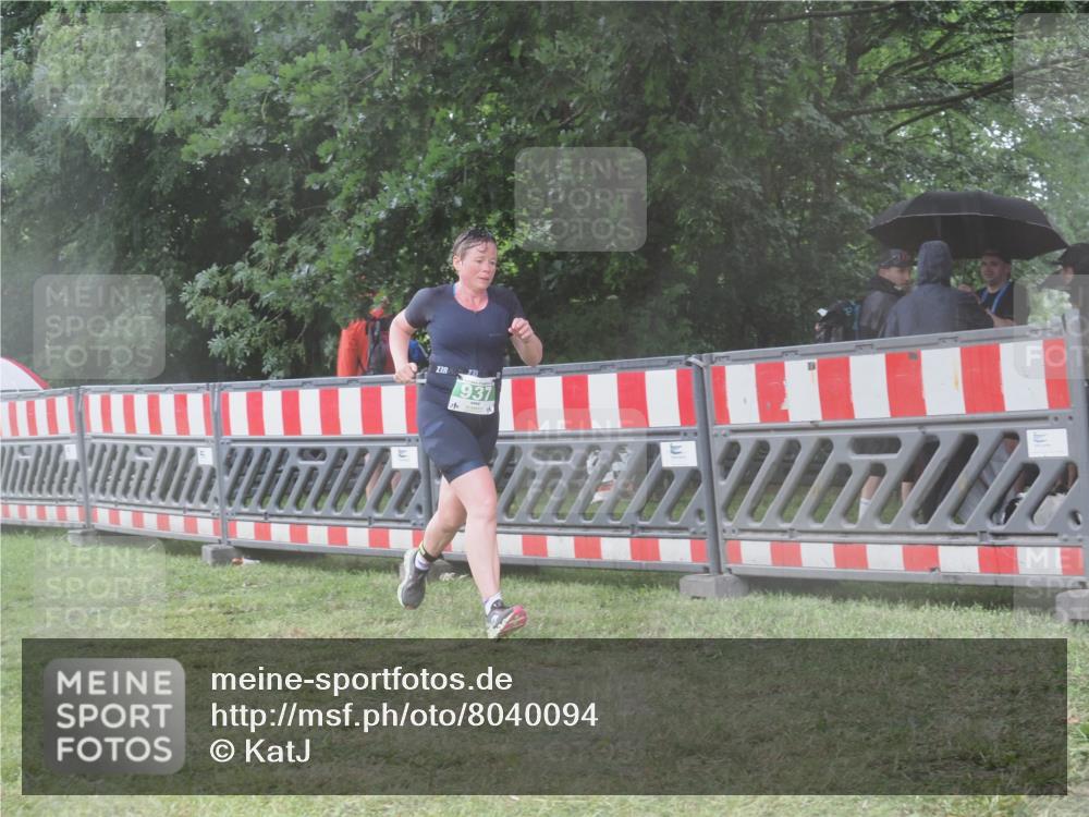 21.06.2025 - 27. Vierlanden-Triathlon KatJ http://msf.ph/oto/8040094 15.06.2025 14:25:44 Ziel 937 meine-sportfotos.de