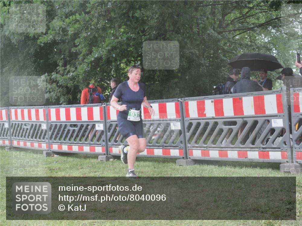 21.06.2025 - 27. Vierlanden-Triathlon KatJ http://msf.ph/oto/8040096 15.06.2025 14:25:45 Ziel 937 meine-sportfotos.de