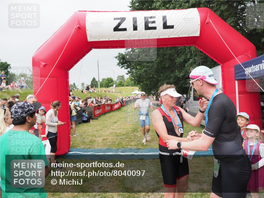 21.06.2025 - 27. Vierlanden-Triathlon MichiJ http://msf.ph/oto/8040097 15.06.2026 13:22:29 Ziel 643 meine-sportfotos.de