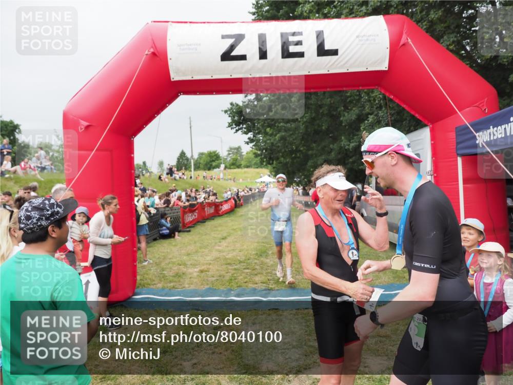 21.06.2025 - 27. Vierlanden-Triathlon MichiJ http://msf.ph/oto/8040100 15.06.2026 13:22:29 Ziel 643 meine-sportfotos.de