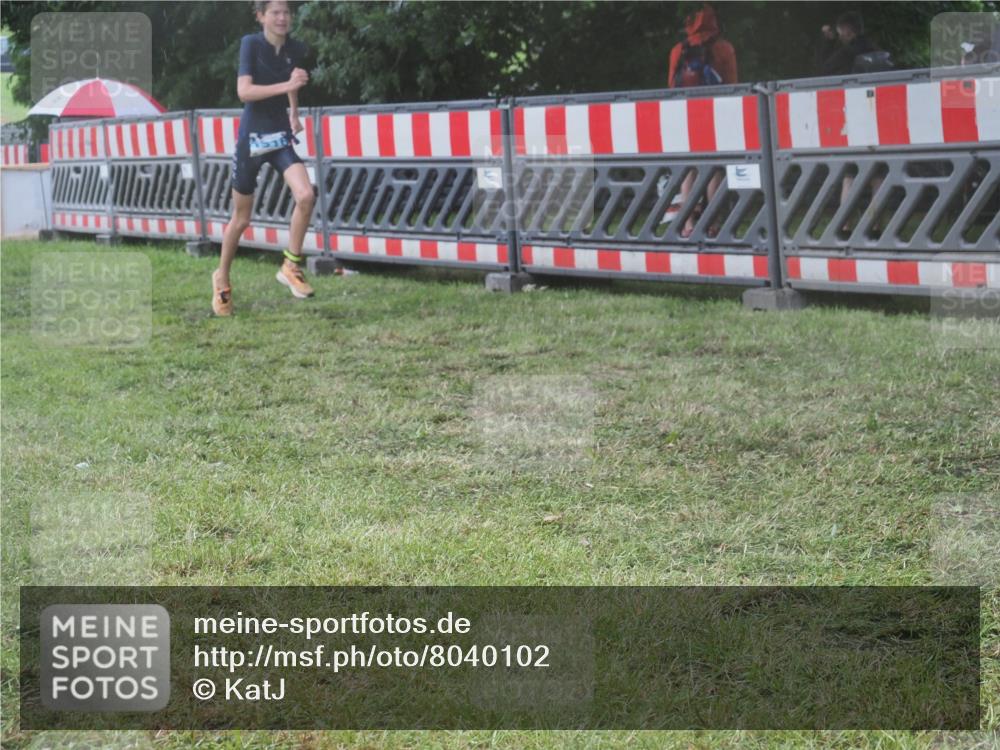 21.06.2025 - 27. Vierlanden-Triathlon KatJ http://msf.ph/oto/8040102 15.06.2025 14:26:36 Ziel 1298, 1304, 1316 meine-sportfotos.de