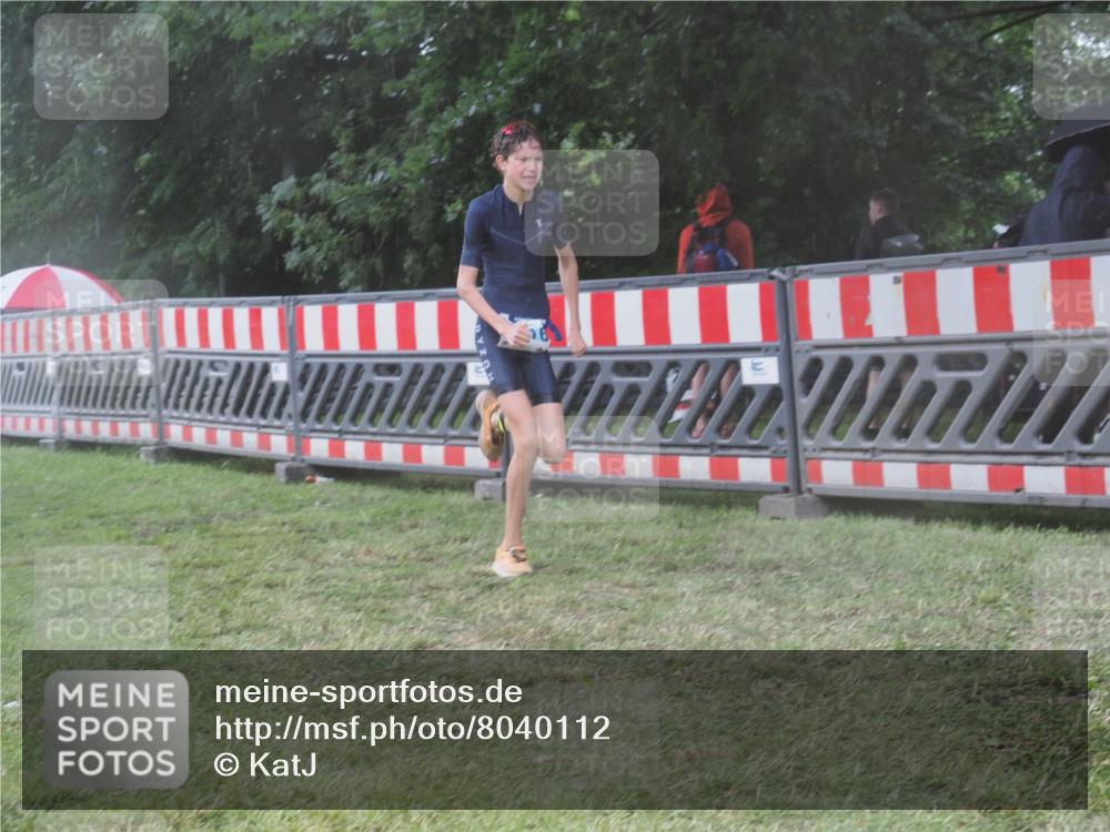 21.06.2025 - 27. Vierlanden-Triathlon KatJ http://msf.ph/oto/8040112 15.06.2025 14:26:36 Ziel 1298, 1304, 1316 meine-sportfotos.de
