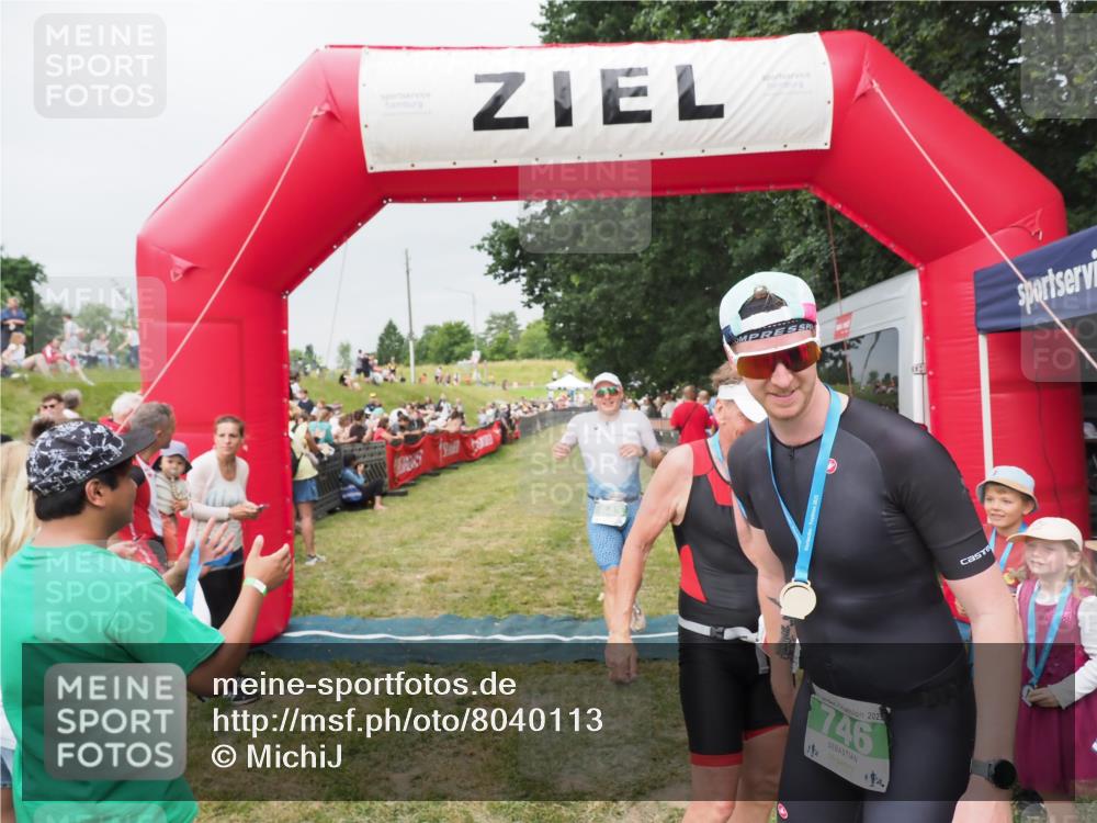 21.06.2025 - 27. Vierlanden-Triathlon MichiJ http://msf.ph/oto/8040113 15.06.2026 13:22:30 Ziel 643 meine-sportfotos.de