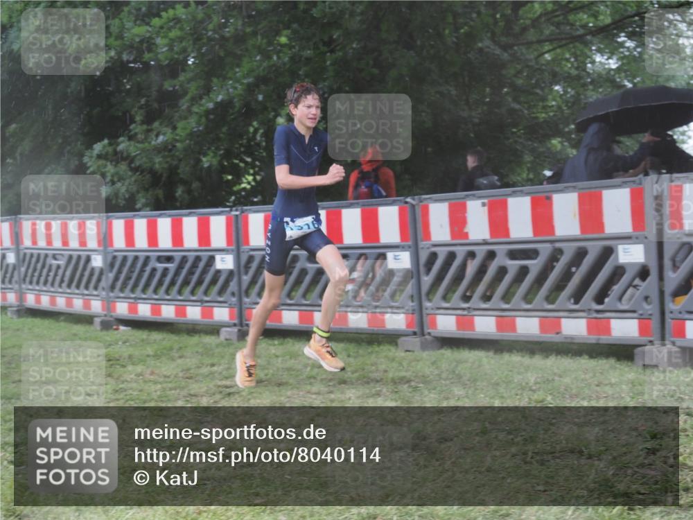 21.06.2025 - 27. Vierlanden-Triathlon KatJ http://msf.ph/oto/8040114 15.06.2025 14:26:36 Ziel 1298, 1304, 1316 meine-sportfotos.de