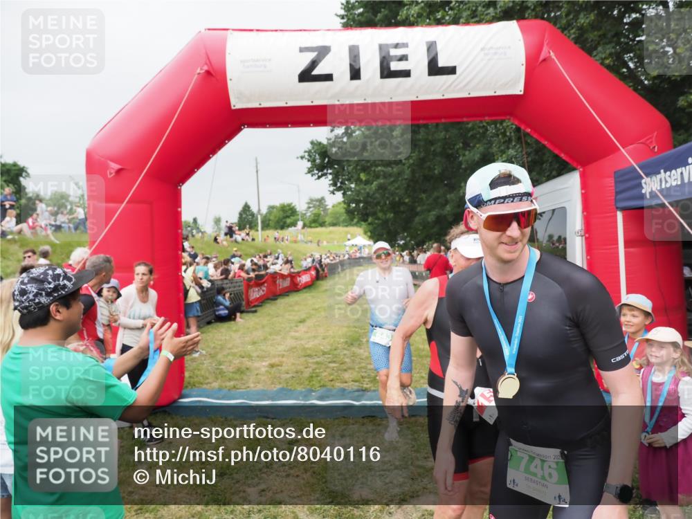 21.06.2025 - 27. Vierlanden-Triathlon MichiJ http://msf.ph/oto/8040116 15.06.2026 13:22:30 Ziel 643 meine-sportfotos.de