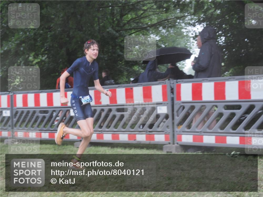 21.06.2025 - 27. Vierlanden-Triathlon KatJ http://msf.ph/oto/8040121 15.06.2025 14:26:37 Ziel 1298, 1304, 1316 meine-sportfotos.de
