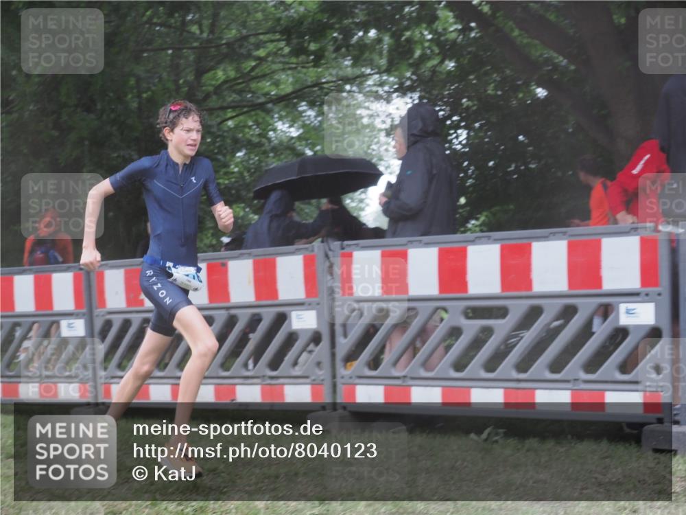 21.06.2025 - 27. Vierlanden-Triathlon KatJ http://msf.ph/oto/8040123 15.06.2025 14:26:37 Ziel 1298, 1304, 1316 meine-sportfotos.de