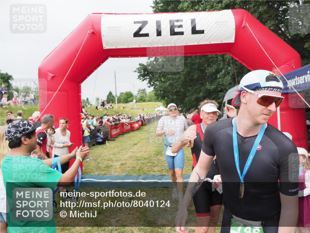 21.06.2025 - 27. Vierlanden-Triathlon MichiJ http://msf.ph/oto/8040124 15.06.2026 13:22:30 Ziel 643 meine-sportfotos.de