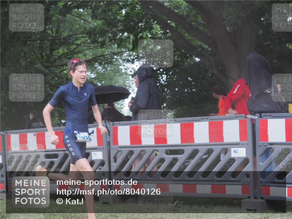 21.06.2025 - 27. Vierlanden-Triathlon KatJ http://msf.ph/oto/8040126 15.06.2025 14:26:37 Ziel 1298, 1304, 1316 meine-sportfotos.de