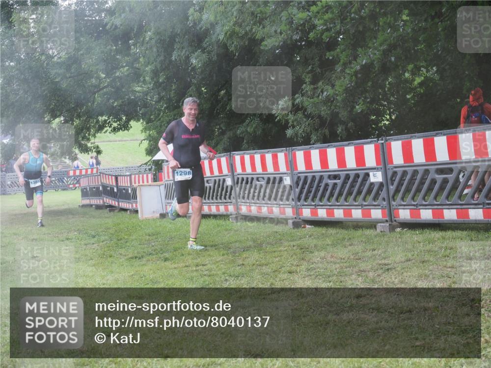 21.06.2025 - 27. Vierlanden-Triathlon KatJ http://msf.ph/oto/8040137 15.06.2025 14:26:44 Ziel 1298, 1304 meine-sportfotos.de
