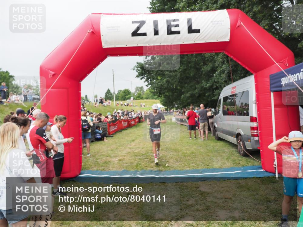 21.06.2025 - 27. Vierlanden-Triathlon MichiJ http://msf.ph/oto/8040141 15.06.2026 13:22:44 Ziel 67 meine-sportfotos.de