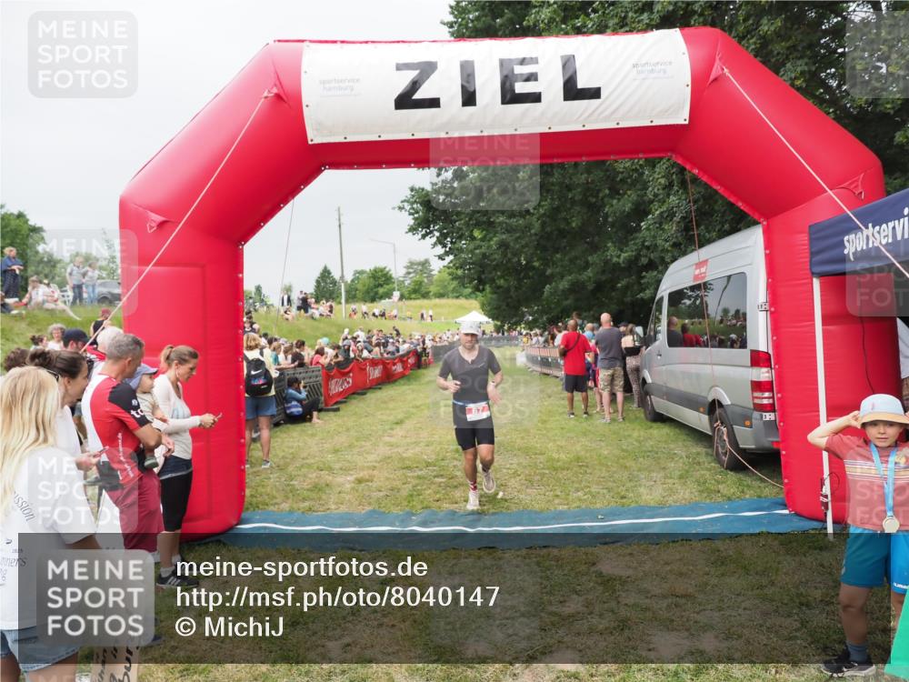 21.06.2025 - 27. Vierlanden-Triathlon MichiJ http://msf.ph/oto/8040147 15.06.2026 13:22:45 Ziel 67 meine-sportfotos.de