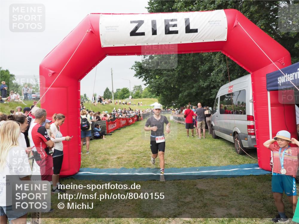 21.06.2025 - 27. Vierlanden-Triathlon MichiJ http://msf.ph/oto/8040155 15.06.2026 13:22:45 Ziel 67 meine-sportfotos.de