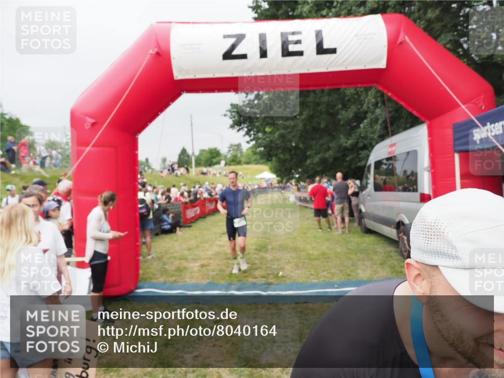 21.06.2025 - 27. Vierlanden-Triathlon MichiJ http://msf.ph/oto/8040164 15.06.2026 13:22:52 Ziel 67, 642 meine-sportfotos.de