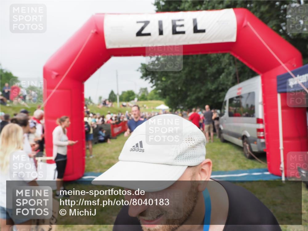 21.06.2025 - 27. Vierlanden-Triathlon MichiJ http://msf.ph/oto/8040183 15.06.2026 13:22:52 Ziel 67, 642 meine-sportfotos.de