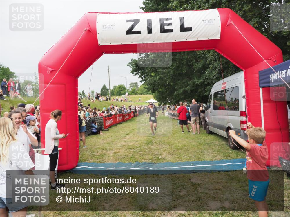 21.06.2025 - 27. Vierlanden-Triathlon MichiJ http://msf.ph/oto/8040189 15.06.2026 13:23:00 Ziel 841 meine-sportfotos.de