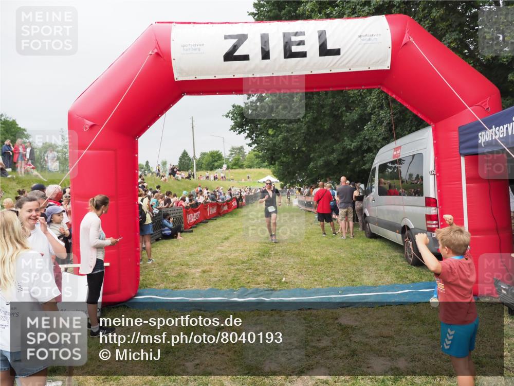 21.06.2025 - 27. Vierlanden-Triathlon MichiJ http://msf.ph/oto/8040193 15.06.2026 13:23:00 Ziel 841 meine-sportfotos.de