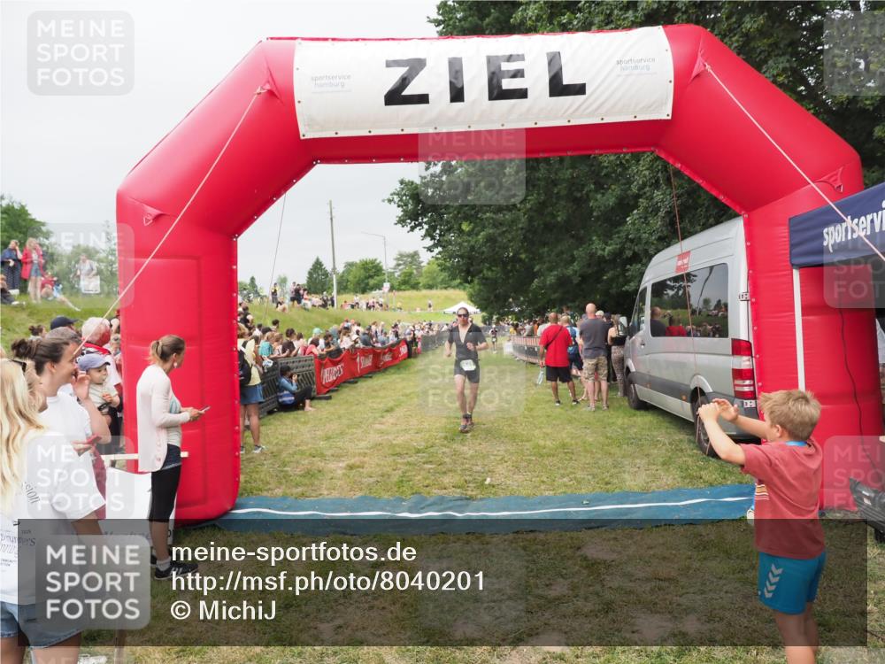 21.06.2025 - 27. Vierlanden-Triathlon MichiJ http://msf.ph/oto/8040201 15.06.2026 13:23:00 Ziel 841 meine-sportfotos.de