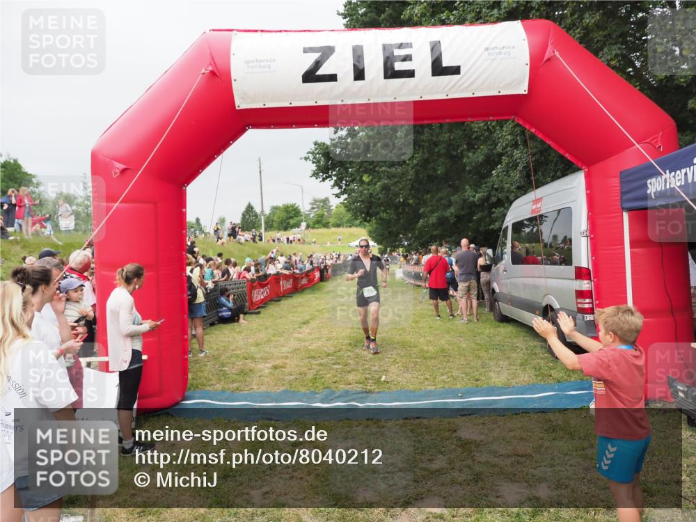 21.06.2025 - 27. Vierlanden-Triathlon MichiJ http://msf.ph/oto/8040212 15.06.2026 13:23:01 Ziel 841 meine-sportfotos.de