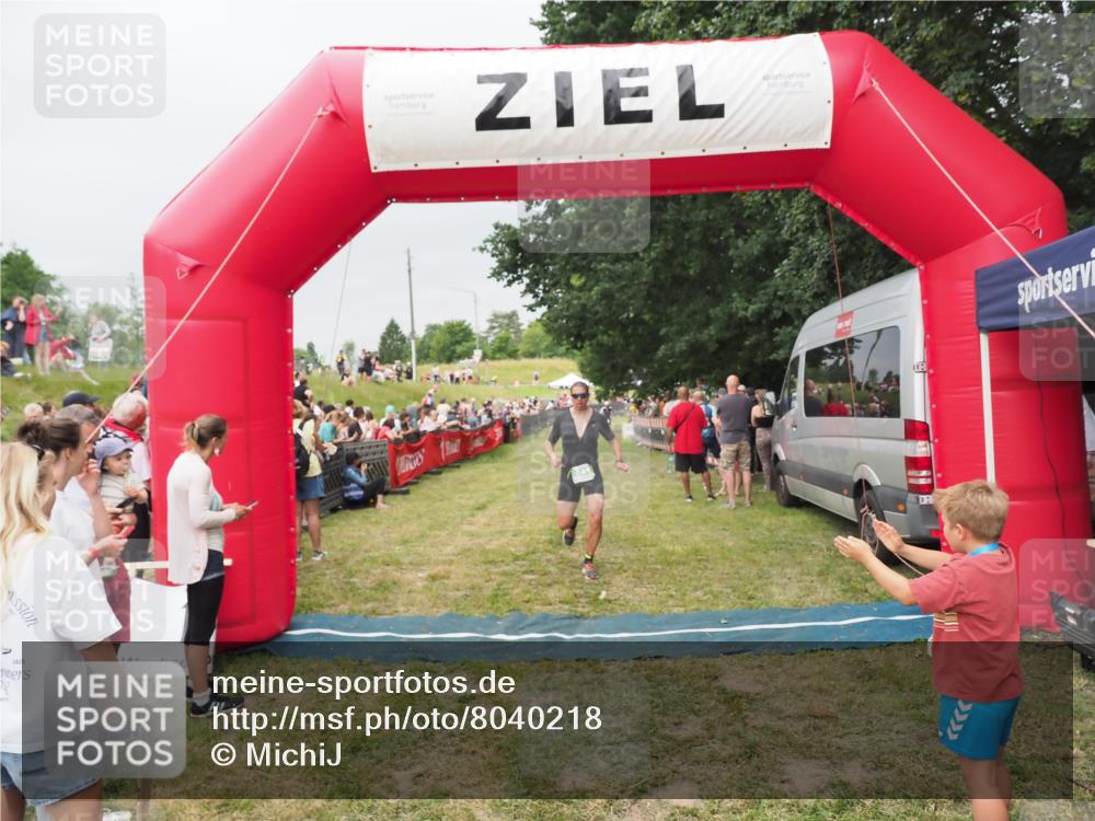 21.06.2025 - 27. Vierlanden-Triathlon MichiJ http://msf.ph/oto/8040218 15.06.2026 13:23:01 Ziel 841 meine-sportfotos.de