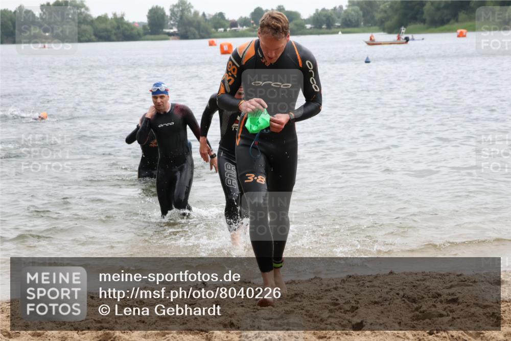 21.06.2025 - 27. Vierlanden-Triathlon Lena Gebhardt http://msf.ph/oto/8040226 15.06.2025 12:55:11 Schwimmen 1107, 1120, 1123, 1126, 1128, 1136, 1148, 1155, 1161 meine-sportfotos.de