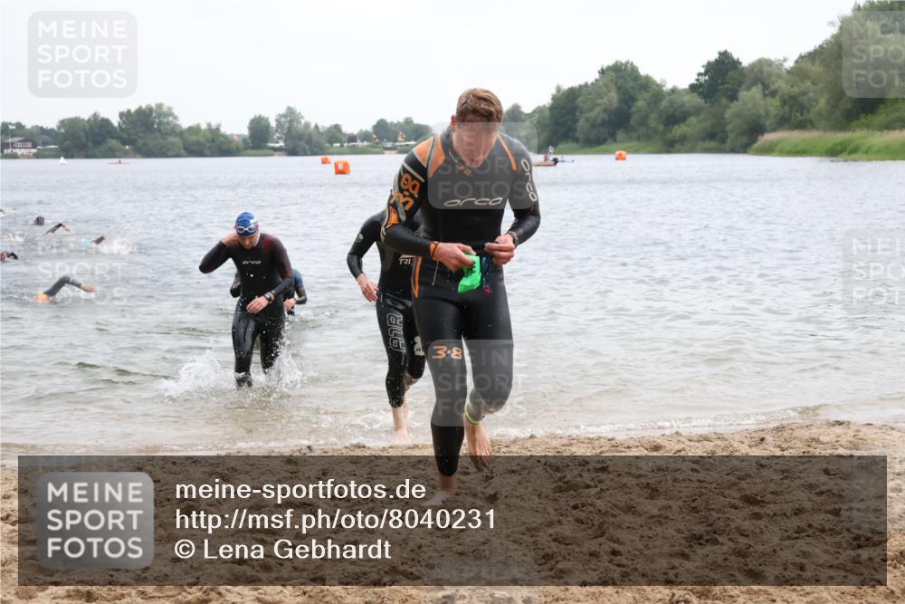 21.06.2025 - 27. Vierlanden-Triathlon Lena Gebhardt http://msf.ph/oto/8040231 15.06.2025 12:55:11 Schwimmen 1107, 1120, 1123, 1126, 1128, 1136, 1148, 1155, 1161 meine-sportfotos.de