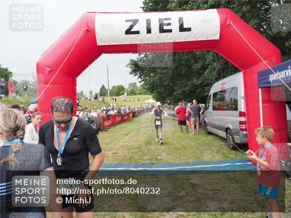 21.06.2025 - 27. Vierlanden-Triathlon MichiJ http://msf.ph/oto/8040232 15.06.2026 13:23:08 Ziel 794, 841 meine-sportfotos.de