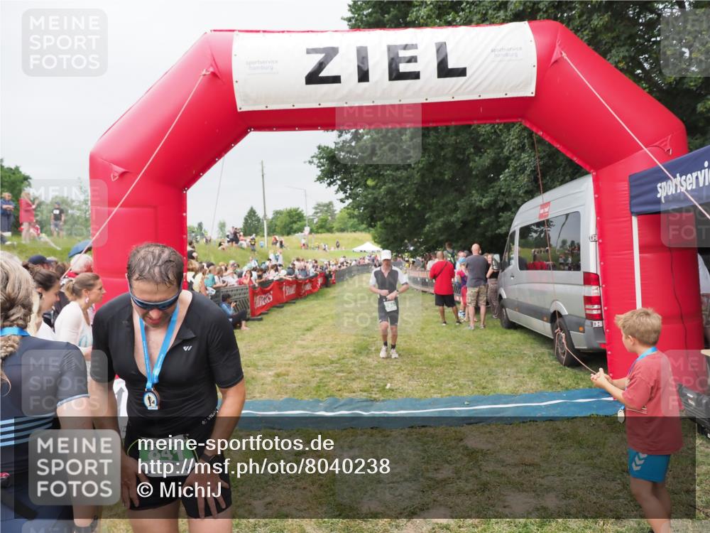 21.06.2025 - 27. Vierlanden-Triathlon MichiJ http://msf.ph/oto/8040238 15.06.2026 13:23:09 Ziel 794 meine-sportfotos.de