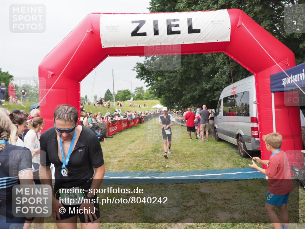 21.06.2025 - 27. Vierlanden-Triathlon MichiJ http://msf.ph/oto/8040242 15.06.2026 13:23:09 Ziel 794 meine-sportfotos.de