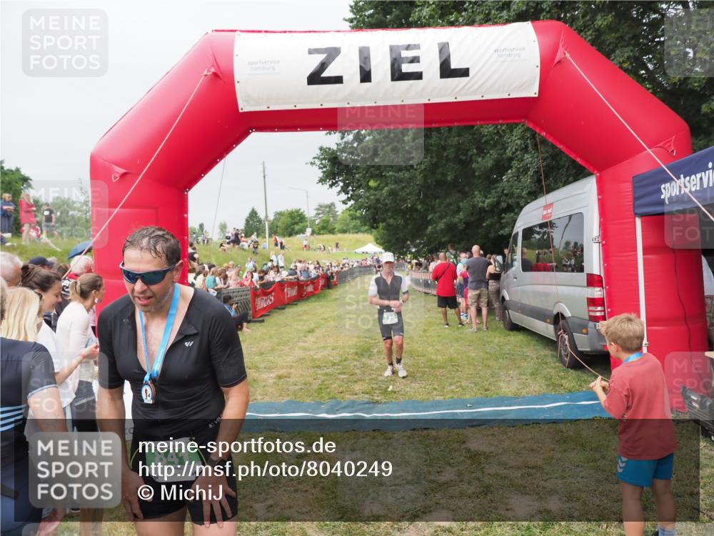 21.06.2025 - 27. Vierlanden-Triathlon MichiJ http://msf.ph/oto/8040249 15.06.2026 13:23:09 Ziel 794 meine-sportfotos.de