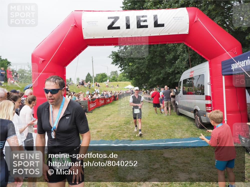 21.06.2025 - 27. Vierlanden-Triathlon MichiJ http://msf.ph/oto/8040252 15.06.2026 13:23:09 Ziel 794 meine-sportfotos.de