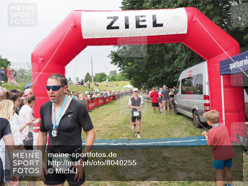 21.06.2025 - 27. Vierlanden-Triathlon MichiJ http://msf.ph/oto/8040255 15.06.2026 13:23:09 Ziel 794 meine-sportfotos.de