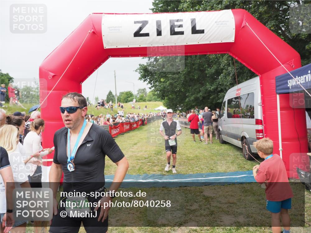 21.06.2025 - 27. Vierlanden-Triathlon MichiJ http://msf.ph/oto/8040258 15.06.2026 13:23:09 Ziel 794 meine-sportfotos.de