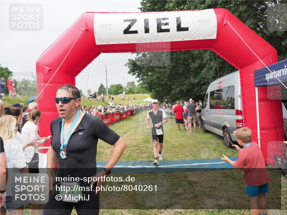 21.06.2025 - 27. Vierlanden-Triathlon MichiJ http://msf.ph/oto/8040261 15.06.2026 13:23:10 Ziel 794 meine-sportfotos.de