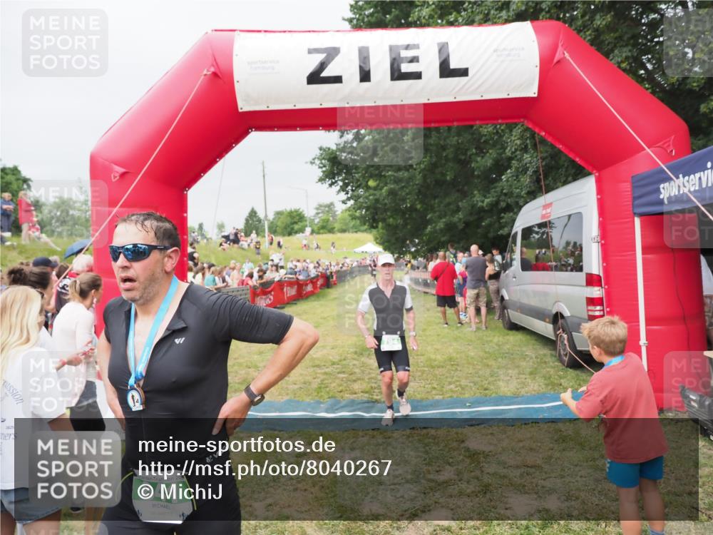 21.06.2025 - 27. Vierlanden-Triathlon MichiJ http://msf.ph/oto/8040267 15.06.2026 13:23:10 Ziel 794 meine-sportfotos.de