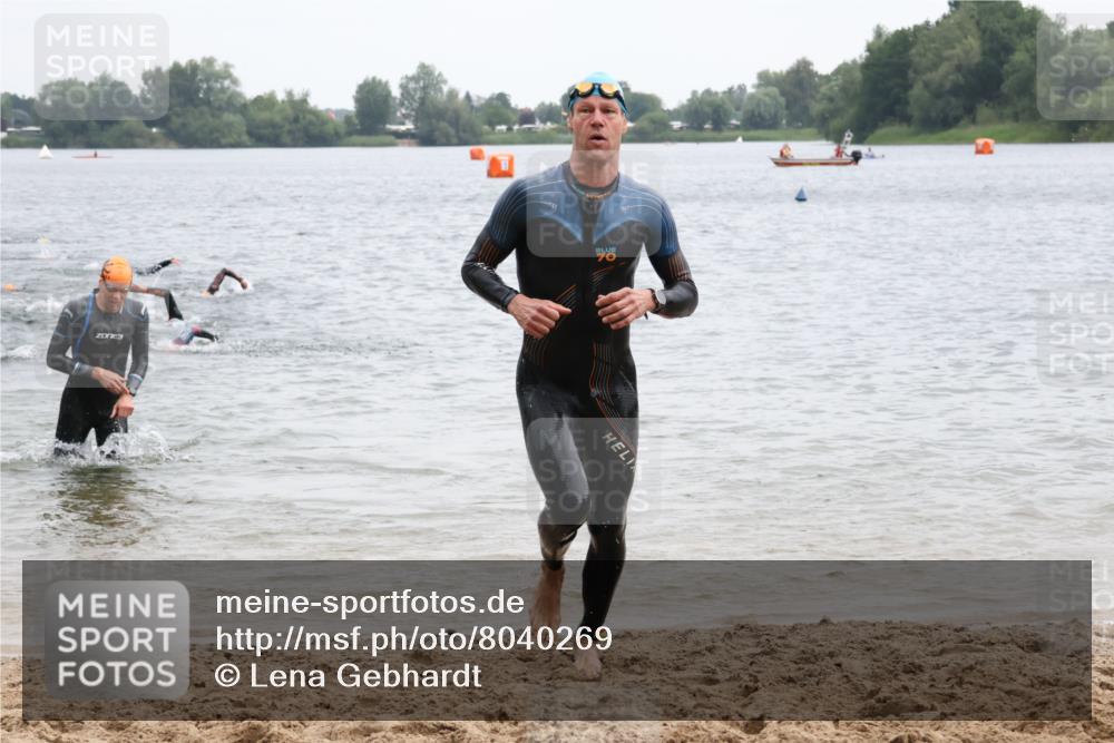 21.06.2025 - 27. Vierlanden-Triathlon Lena Gebhardt http://msf.ph/oto/8040269 15.06.2025 12:55:18 Schwimmen 1107, 1108, 1123, 1126, 1128, 1148, 1161 meine-sportfotos.de