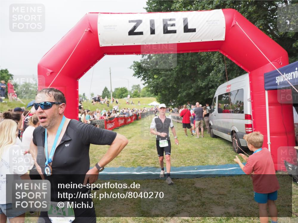 21.06.2025 - 27. Vierlanden-Triathlon MichiJ http://msf.ph/oto/8040270 15.06.2026 13:23:10 Ziel 794 meine-sportfotos.de