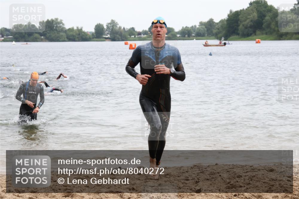 21.06.2025 - 27. Vierlanden-Triathlon Lena Gebhardt http://msf.ph/oto/8040272 15.06.2025 12:55:18 Schwimmen 1107, 1108, 1123, 1126, 1128, 1148, 1161 meine-sportfotos.de
