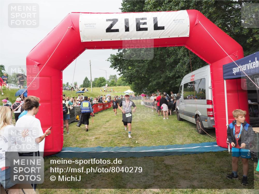 21.06.2025 - 27. Vierlanden-Triathlon MichiJ http://msf.ph/oto/8040279 15.06.2026 13:24:08 Ziel 701 meine-sportfotos.de