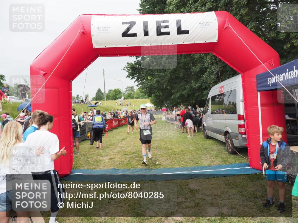 21.06.2025 - 27. Vierlanden-Triathlon MichiJ http://msf.ph/oto/8040285 15.06.2026 13:24:09 Ziel 701 meine-sportfotos.de