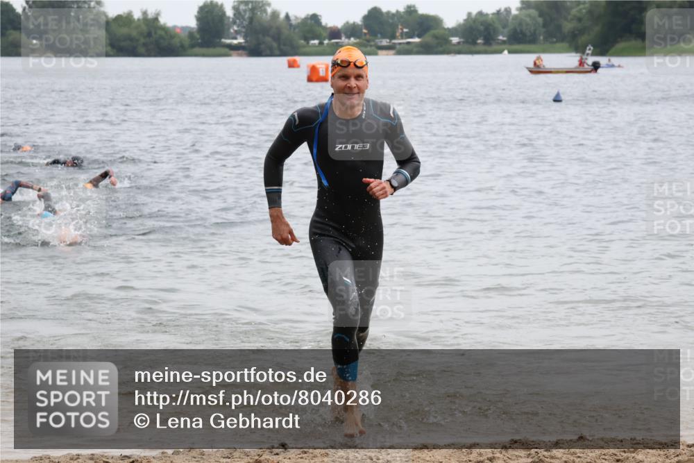 21.06.2025 - 27. Vierlanden-Triathlon Lena Gebhardt http://msf.ph/oto/8040286 15.06.2025 12:55:21 Schwimmen 1107, 1108, 1110, 1116, 1123, 1126, 1128, 1148 meine-sportfotos.de