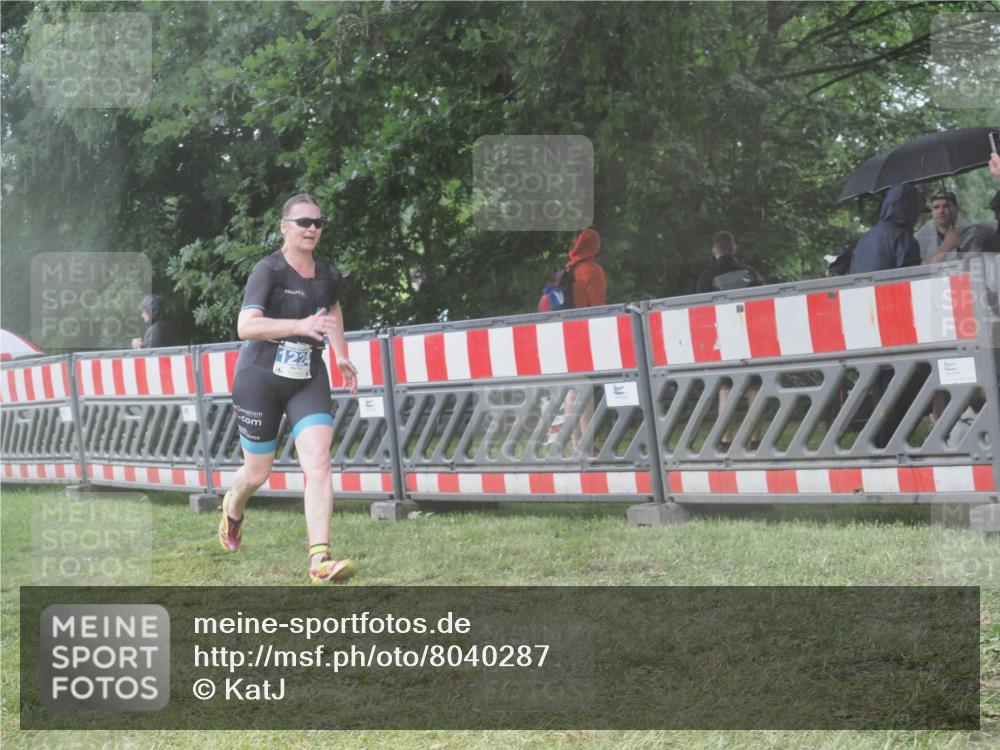 21.06.2025 - 27. Vierlanden-Triathlon KatJ http://msf.ph/oto/8040287 15.06.2025 14:27:21 Ziel 1224, 1239 meine-sportfotos.de