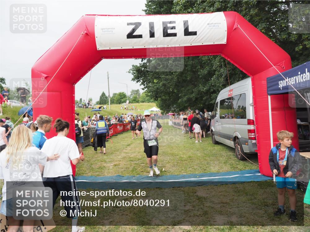 21.06.2025 - 27. Vierlanden-Triathlon MichiJ http://msf.ph/oto/8040291 15.06.2026 13:24:09 Ziel 701 meine-sportfotos.de