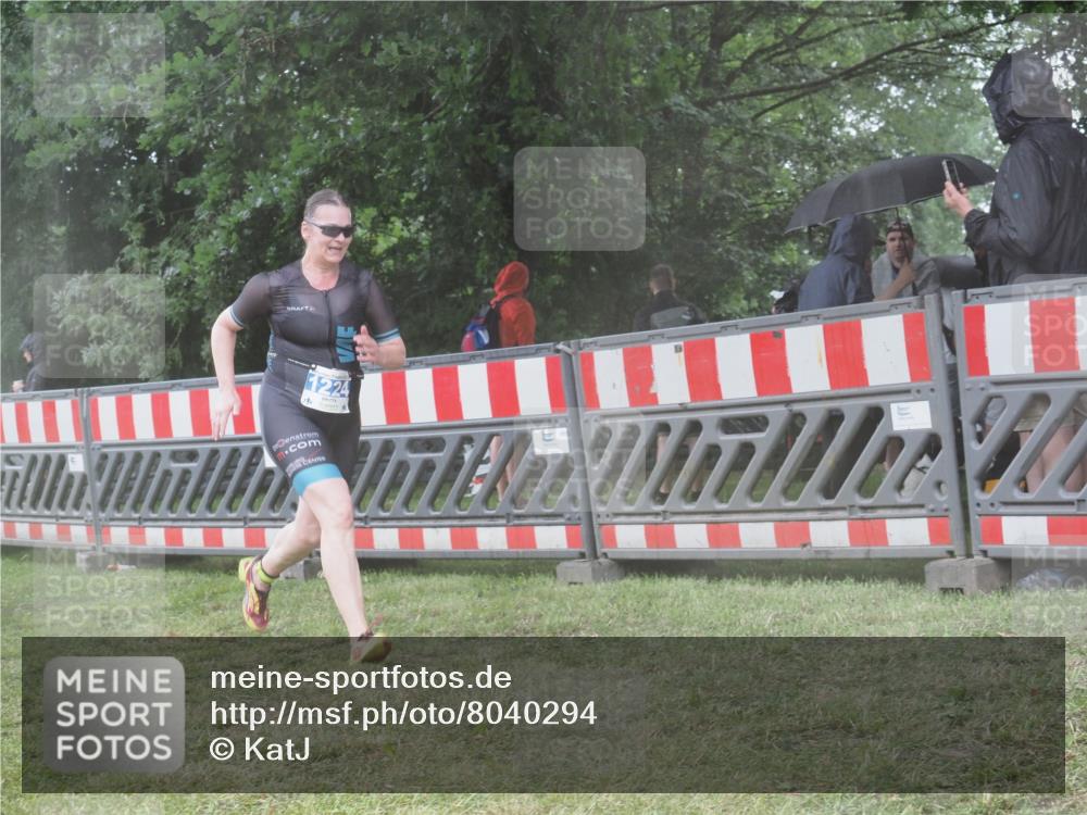 21.06.2025 - 27. Vierlanden-Triathlon KatJ http://msf.ph/oto/8040294 15.06.2025 14:27:22 Ziel 1224, 1239 meine-sportfotos.de